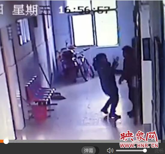 職工被院長(zhǎng)夫人扇耳光視頻截圖