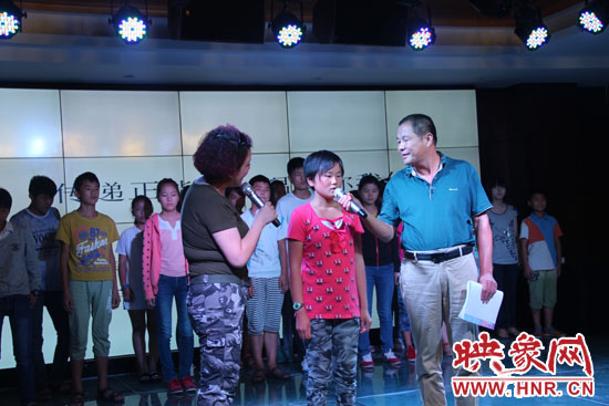 為26位貧困兒童募集94685.99元和價(jià)值近五萬(wàn)元的書籍、衣物等物資