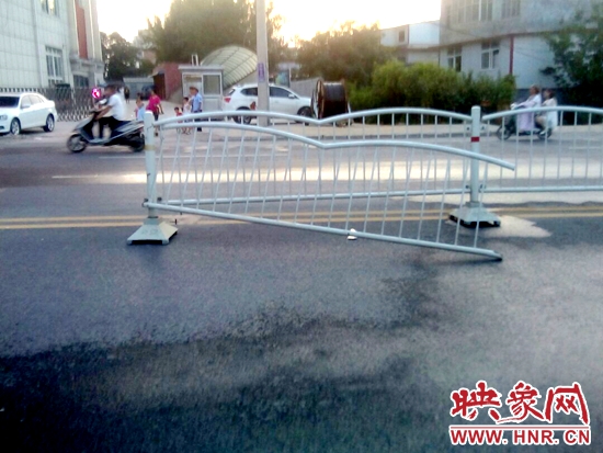 被撞壞的欄桿 被撞壞的欄桿