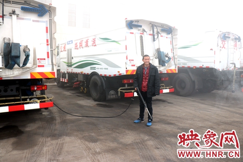 貨車突起火 80后清潔車司機(jī)路遇舉水槍急救援 貨車突起火 80后清潔車司機(jī)路遇舉水槍急救援