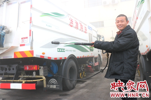 貨車突起火 80后清潔車司機(jī)路遇舉水槍急救援 貨車突起火 80后清潔車司機(jī)路遇舉水槍急救援