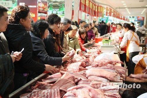 資料圖。1月份CPI等經(jīng)濟數(shù)據(jù)將于今天發(fā)布。多家機構(gòu)預計，受春節(jié)“錯位”因素及豬肉價格回落影響，1月CPI同比漲幅在1.8%左右。從各機構(gòu)發(fā)布的報告來看，從2月開始，CPI或?qū)⑦M入新一輪上行周期。