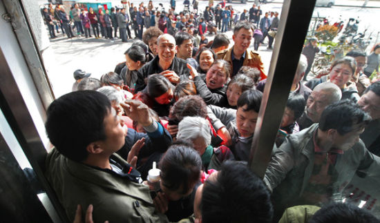 河南洛陽市民在排長隊搶購燃?xì)? alt=