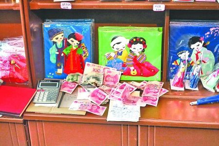 2012年6月21日，在朝鮮羅先特別市的一家商店里，柜臺上散落著一些人民幣。在朝鮮，人民幣比本國的貨幣更受歡迎。 CFP供圖