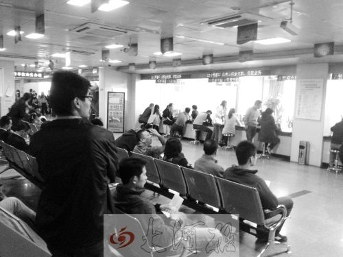 鄭州住房公積金管理中心辦事大廳，坐滿辦理業(yè)務(wù)的市民。