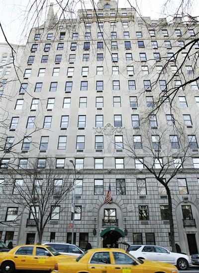 　　2005年，兩人以4400萬(wàn)美元購(gòu)入紐約市一套豪宅，裝修花了5000萬(wàn)。