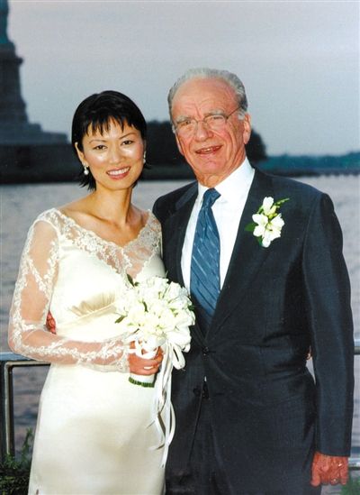 1999年6月，68歲的默多克與30歲的鄧文迪結(jié)婚。