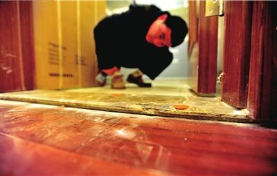 新房地板瓷磚有裂痕。 本報記者 陶冉 攝