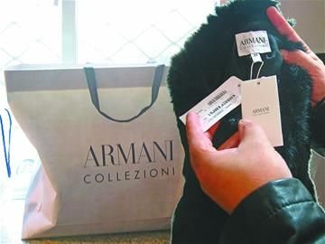 紀(jì)萬昌展示其中一件阿瑪尼女皮衣。