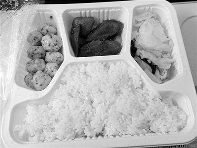 動車僅售14元法國礦泉水 記者亮身份后2元水現(xiàn)身 動車僅售14元法國礦泉水 記者亮身份后2元水現(xiàn)身