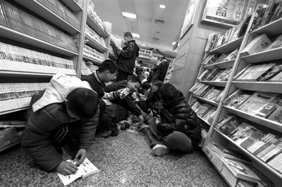 王府井書(shū)店過(guò)道坐滿(mǎn)了人