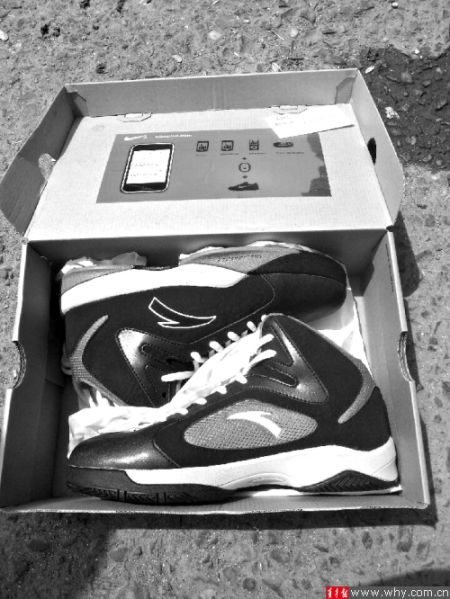 劉先生下單訂購的運動鞋包裝為“耐克”，里面卻是“安踏”。 受訪者供圖