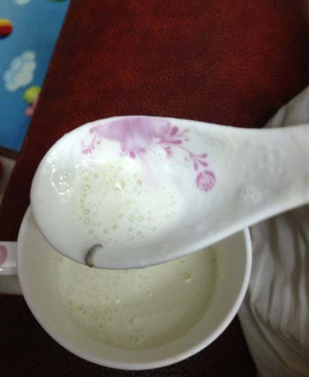 消費(fèi)者在美贊臣奶粉中吃出蟲子。 消費(fèi)者在美贊臣奶粉中吃出蟲子。