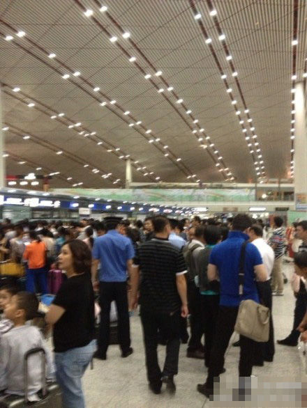 國(guó)航航班取消兩百乘客無(wú)人管 國(guó)航航班取消兩百乘客無(wú)人管