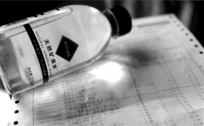 長(zhǎng)綠苔的礦泉水和超市購(gòu)物清單。 京華時(shí)報(bào)記者 王苡萱 攝