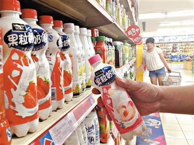 昨日，勁松京客隆超市貨架上，可口可樂(lè)果粒奶優(yōu)仍在售。可口可樂(lè)公司昨日發(fā)表聲明稱，已使用25公斤可能受到肉毒桿菌污染的乳粉，用于生產(chǎn)個(gè)別批次的美汁源果粒奶優(yōu)。新京報(bào)記者 韓萌 攝