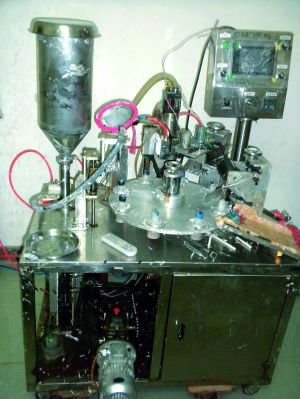 行動(dòng)中查獲的假冒“高露潔”牙膏和制假機(jī)械。信息時(shí)報(bào)記者鄭啟文 攝