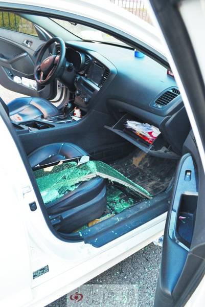 車(chē)玻璃被砸碎，車(chē)內(nèi)被翻動(dòng)。