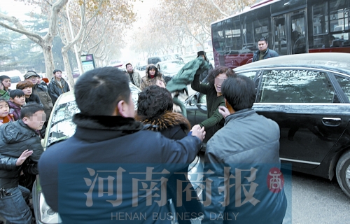 兩名女子廝打在一起，民警上前勸架