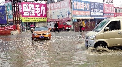 這里積水一個月不退，商戶傷透腦筋。