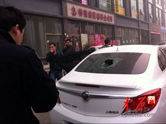 車輛的后擋風(fēng)玻璃被砸一大洞