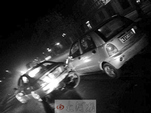 撞上出租車QQ才停下，兩車間還夾著一輛自行車。