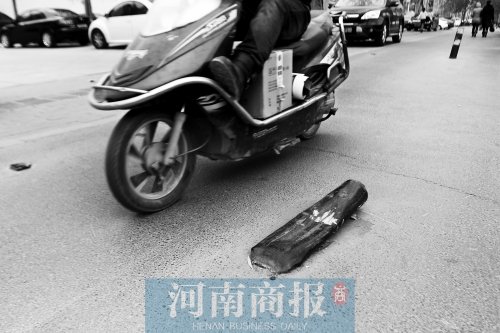 金水路上，一根路樁被撞倒