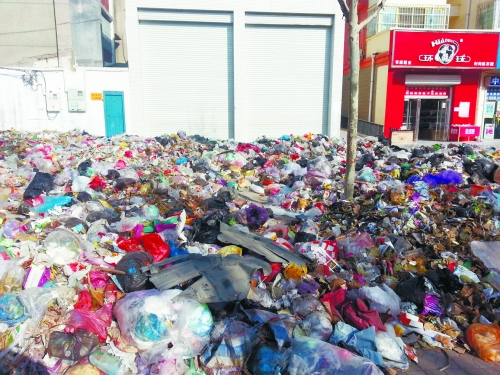 人行道上，垃圾“綿延”30來米。