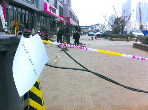 這處危險路段，從表面看沒有一點(diǎn)異常。但是在地面下，坍塌的大坑可裝下中巴車。