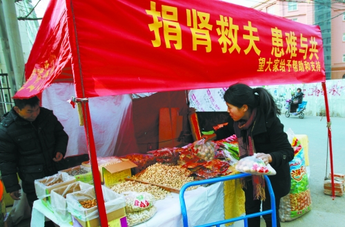 常冬梅在干果攤兒前忙碌著 常冬梅在干果攤兒前忙碌著