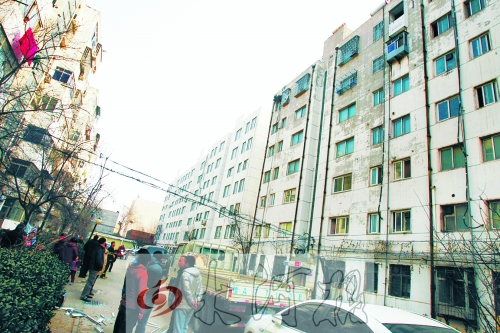 鄭州市瑞達(dá)路啟明村小區(qū)一戶(hù)居民家中（紅圈標(biāo)示處），天然氣發(fā)生爆炸。