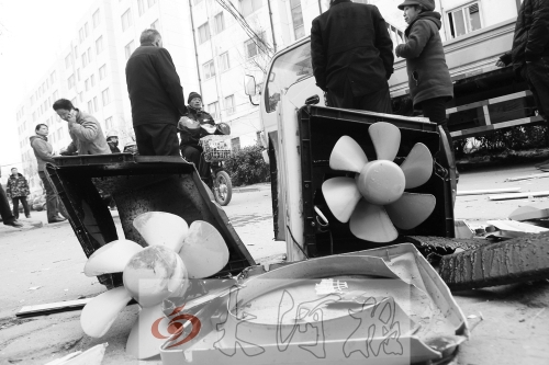 7樓一住戶(hù)家中天然氣爆炸，廚房里的排氣扇被炸得掉落地上。