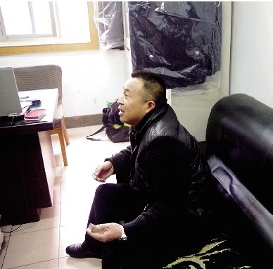 無證開套牌桑塔納轎車的段某，在華中食品城賣酒。