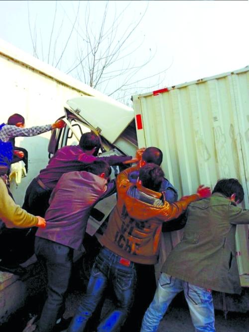 眾人把車往后推，從駕駛室救人