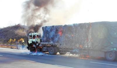 司機(jī)高速路煙頭隨手扔窗外 貨車(chē)變“火車(chē)”(圖)
