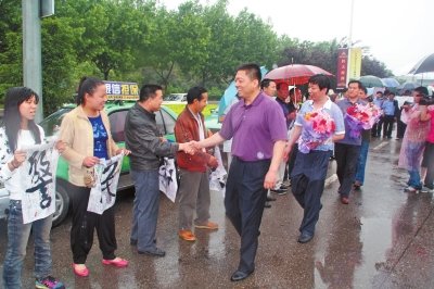 專案組押解嫌疑人回洛，的哥的姐自發(fā)前來迎接。