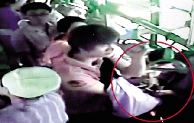 一名小偷拉開了乘客李女士的包，并在包里摸了足足3分多鐘。最終，李女士被偷了2.4萬(wàn)多元錢?！?翻拍視