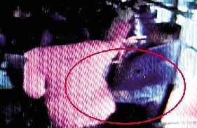 一小偷把手伸到乘客衣兜內(nèi)行竊時(shí)的瞬間。(翻拍視頻)