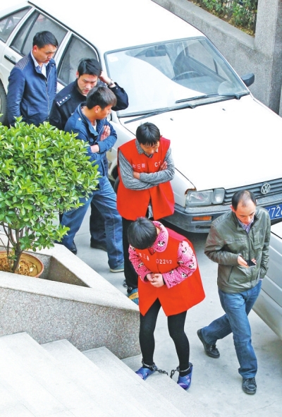 制造胡噴鬧劇的始作俑者——一家裝飾公司的4名負(fù)責(zé)人與其雇用的兩名“胡噴”被刑拘。