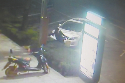 監(jiān)控視頻顯示，一名女子正在往路燈桿和路牌燈箱上噴涂。