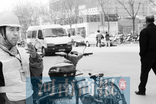  燃?xì)庑孤?消防員演習(xí)變實(shí)戰(zhàn)。而幾米外,有工作人員在抽煙