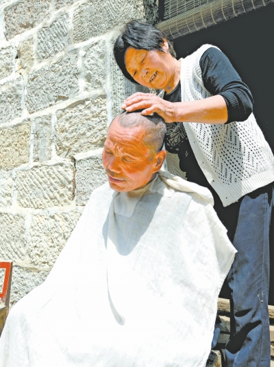 為了照顧兩個小叔，馬英專門學(xué)會了理發(fā)。