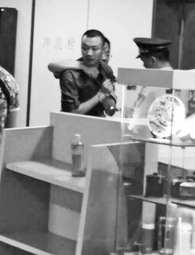 行兇男子最終被控制（圖片來自網(wǎng)絡）