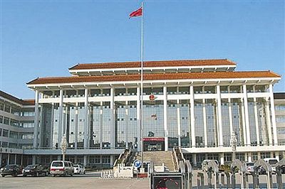 濮陽(yáng)縣違規(guī)、超標(biāo)修建的縣委、縣政府辦公樓。新華社發(fā)發(fā)布