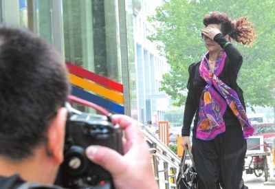 7月22日李某某輪奸案庭前會議，夢鴿擋臉小跑進法院。資料圖片京華時報記者蒲東峰攝