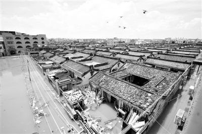 19日，廣東汕頭潮陽區(qū)和平鎮(zhèn)出現(xiàn)水浸現(xiàn)象。連日來，廣東省汕頭市潮陽區(qū)、潮南區(qū)普降暴雨。新華社發(fā)