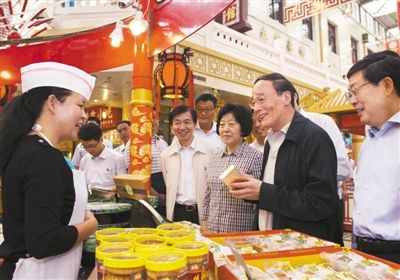 9月6日，王岐山在天津南市食品街調(diào)研，在月餅柜臺前，詢問中央關于中秋國慶嚴禁公款送禮的規(guī)定發(fā)布后的銷售情況。新華社記者 李學仁 攝