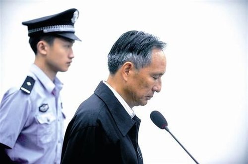 圖為：10日，張曙光在北京市第二中級(jí)人民法院接受庭審 新華社發(fā)