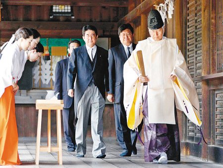 2011年8月15日安倍晉三等人參拜靖國神社。