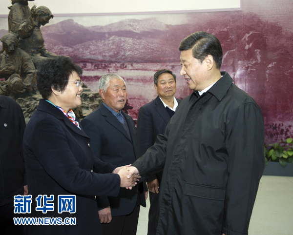 25日上午，習(xí)近平在臨沂華東革命烈士陵園參觀沂蒙精神展并會(huì)見當(dāng)?shù)叵冗M(jìn)模范和當(dāng)年支前模范后代代表。